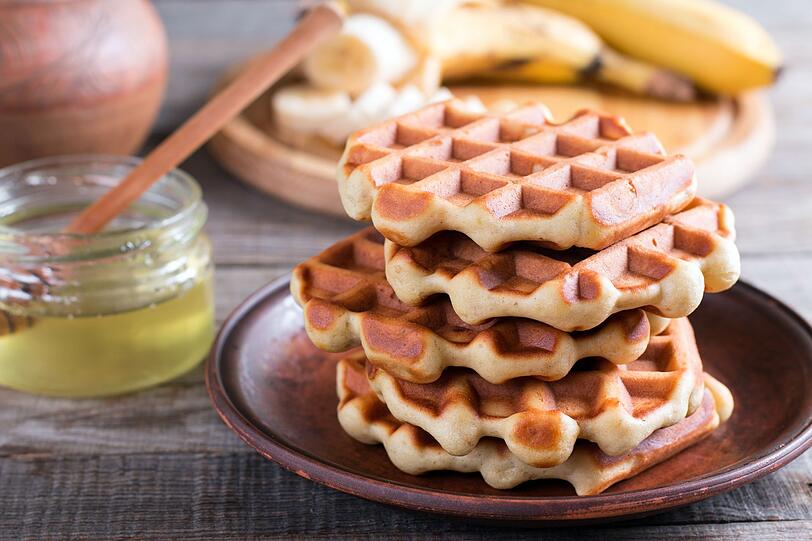 Doch nicht nur Bananenbrot profitiert von &uuml;berreifen Bananen, auch Teig f&uuml;r Waffeln und Pfannkuchen l&auml;sst sich mit Bananenmus vers&uuml;&szlig;en. F&uuml;r das Rezept wird eine Banane einfach mit einer Gabel oder im Mixer unter den Waffelteig gemischt. Danach kann die S&uuml;&szlig;speise wie gewohnt im Waffeleisen oder in einer Pfanne ausgebacken werden.