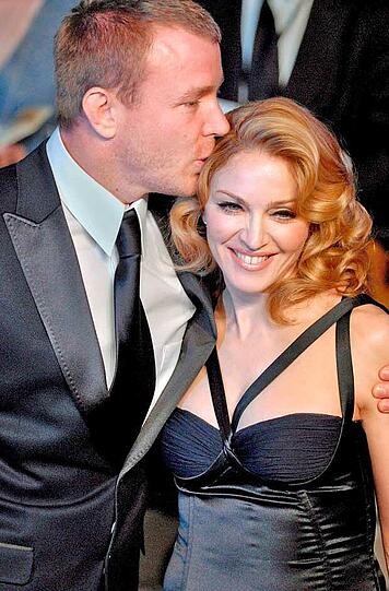 Guy Ritchie &ndash; Filmemacher und Ex von Popqueen Madonna &ndash; soll ein entfernter Cousin von Kate und eingeladen sein.