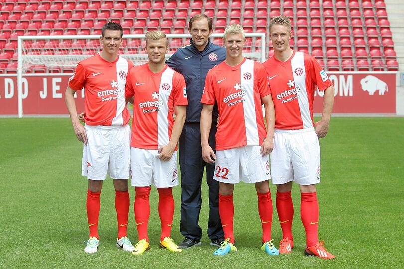Mainz 05 spielt daheim in roten Jerseys mit einem breiten weißen und leicht versetzten Längsstreifen. Dazu gibt's weiße Hosen und rote Stutzen.