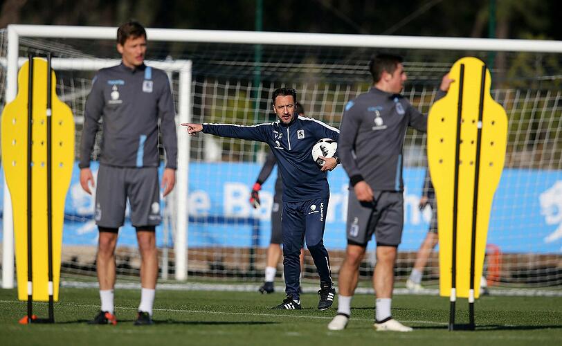 Alles hört auf sein Kommando: Vitor Pereira gibt Anweisungen.