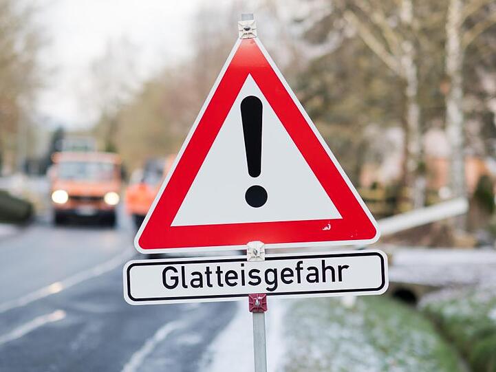 Ein Schild weist auf Glatteisgefahr hin. Foto: Julian Stratenschulte/dpa/Archivbild