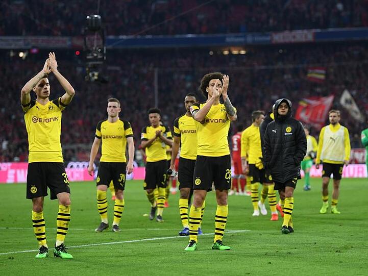 Tapfer klatschen die Spieler von Borussia Dortmund nach der 0:5-Niederlage in München zu den Fans.