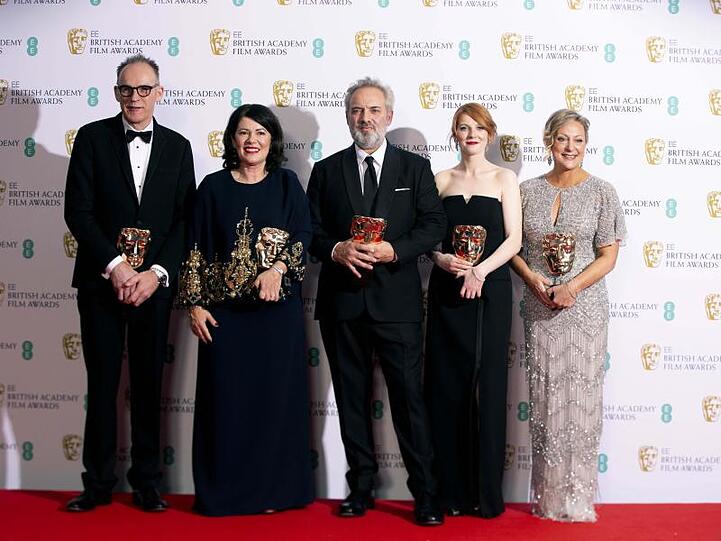 Die Preisträger in der Kategorie bester Film:  Regisseur Callum McDougall (l-r), Filmproduzentin Pippa Harris, Regisseur Sam Mendes, Drehbuchautorin Krysty Wilson-Cairms und Filmproduzentin Jayne-Anne Tengren.
