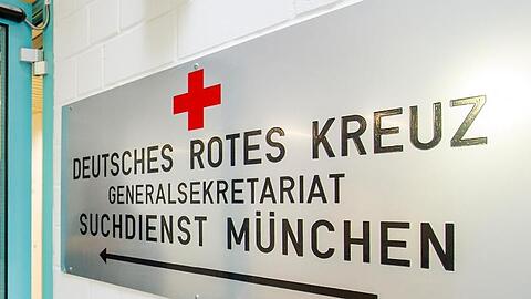 Der Eingang zum Generalsekretariat des Suchdienstes des Deutsche Roten Kreuzes. Foto: picture alliance/Marc Müller/dpa/Archivbild