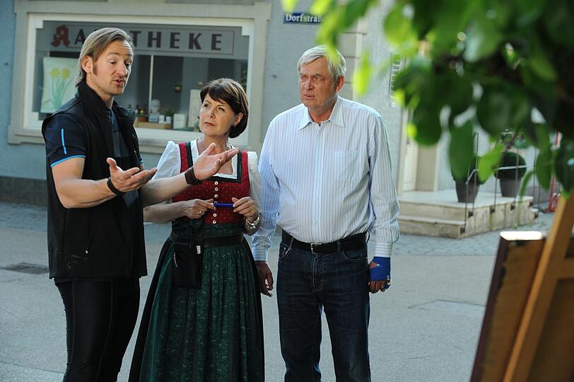 Szene aus "Dahoam is Dahoam": Die Brunners überlegen, wie sie sich mit dem Brunnerwirt von der Konkurrenz abheben können. Von links: Gregor (Holger M. Wilhelm), Rosi (Brigitte Walbrun) und Joseph Brunner (Wilhelm Manske).