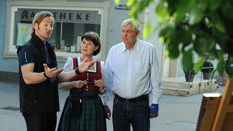 Szene aus "Dahoam is Dahoam": Die Brunners überlegen, wie sie sich mit dem Brunnerwirt von der Konkurrenz abheben können. Von links: Gregor (Holger M. Wilhelm), Rosi (Brigitte Walbrun) und Joseph Brunner (Wilhelm Manske). Szene aus "Dahoam is Dahoam": Die Brunners überlegen, wie sie sich mit dem Brunnerwirt von der Konkurrenz abheben können. Von links: Gregor (Holger M. Wilhelm), Rosi (Brigitte Walbrun) und Joseph Brunner (Wilhelm Manske).