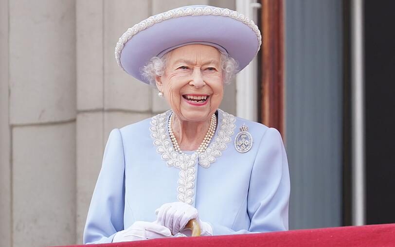 Keiner saß länger auf dem britischen Thron als sie: Als Queen Elizabeth II. am 8. September 2022 starb, war sie das zu diesem Zeitpunkt am längsten amtierende Staatsoberhaupt der Welt. Am 21. April wäre die Königin 100 Jahre alt geworden. Keiner saß länger auf dem britischen Thron als sie: Als Queen Elizabeth II. am 8. September 2022 starb, war sie das zu diesem Zeitpunkt am längsten amtierende Staatsoberhaupt der Welt. Am 21. April wäre die Königin 100 Jahre alt geworden.