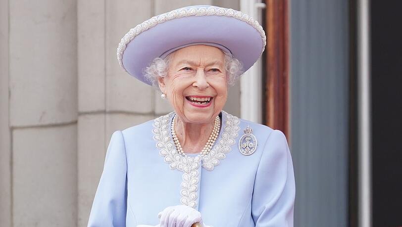 Keiner saß länger auf dem britischen Thron als sie: Als Queen Elizabeth II. am 8. September 2022 starb, war sie das zu diesem Zeitpunkt am längsten amtierende Staatsoberhaupt der Welt. Am 21. April wäre die Königin 100 Jahre alt geworden. Keiner saß länger auf dem britischen Thron als sie: Als Queen Elizabeth II. am 8. September 2022 starb, war sie das zu diesem Zeitpunkt am längsten amtierende Staatsoberhaupt der Welt. Am 21. April wäre die Königin 100 Jahre alt geworden.