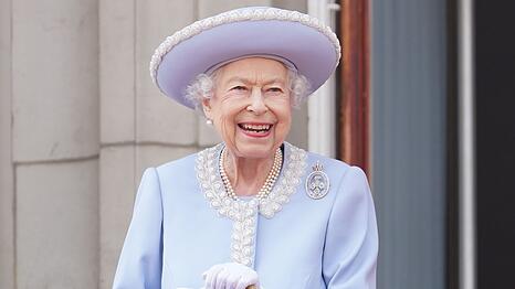 Keiner sa&szlig; l&auml;nger auf dem britischen Thron als sie: Als Queen Elizabeth II. am 8. September 2022 starb, war sie das zu diesem Zeitpunkt am l&auml;ngsten amtierende Staatsoberhaupt der Welt. Am 21. April w&auml;re die K&ouml;nigin 100 Jahre alt geworden.