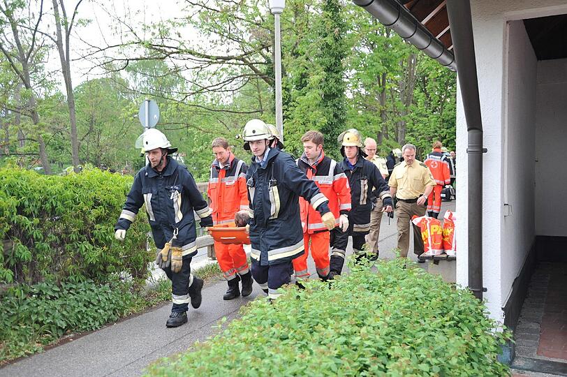 Die Feuerwehr zog die Männer aus dem Wasser, dann kümmerte sich das Rote Kreuz um die Männer.