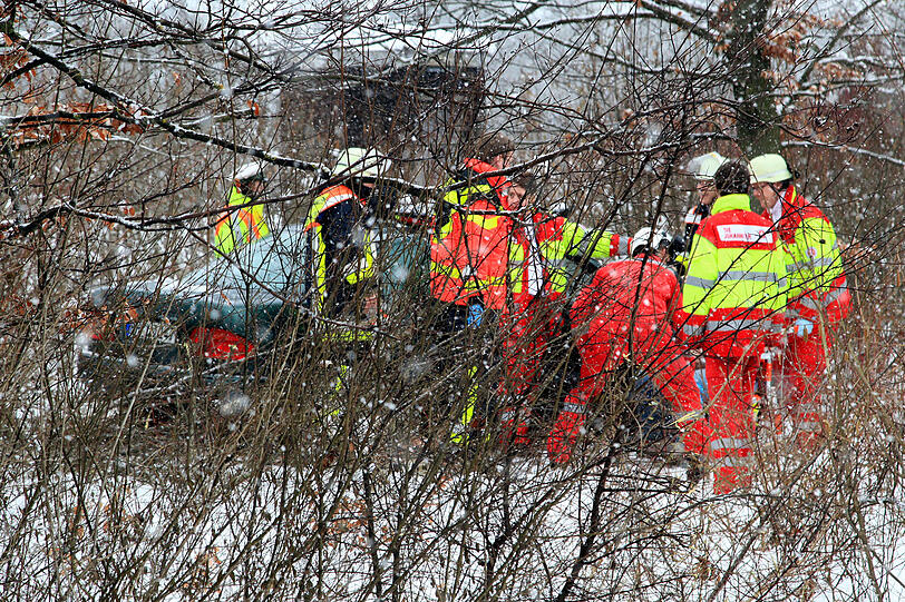 Die Beifahrerin wollte in der Not noch eingreifen. Dennoch kracht das Fahrzeug nach langer Schlitterfahrt gegen einen Baum.
