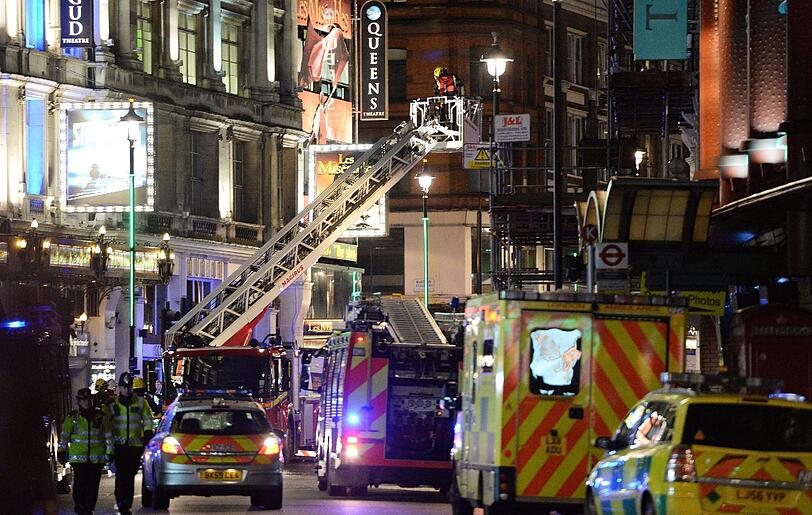 Sehen Sie hier mehr Bilder vom Rettungseinsatz im Londoner Apollo-Theatre in Londern von der Nacht zum Freitag.