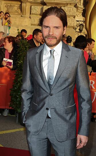 Mit Bart: Top-Schauspieler Daniel Brühl auf dem Weg zur Romy-Verleihung.
