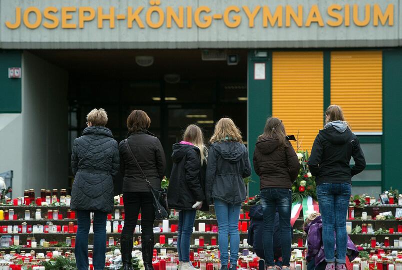 Die Menschen in Haltern trauern um die 16 Schüler und zwei Lehrer, die bei dem Germanwings-Absturz ums Leben gekommen sind