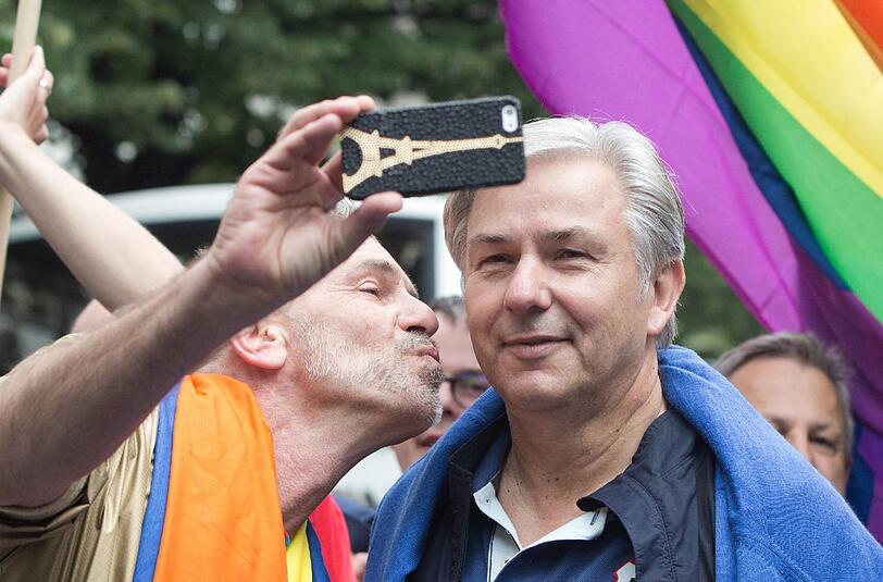 Berlins Ex-Bürgermeister Klaus Wowereit (r.) wird am 27. Juni im Rahmen des Christopher Street Days vor dem Brandenburger Tor ausgezeichnet.