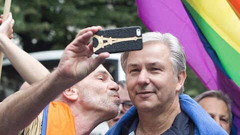 Berlins Ex-Bürgermeister Klaus Wowereit (r.) wird am 27. Juni im Rahmen des Christopher Street Days vor dem Brandenburger Tor ausgezeichnet.
