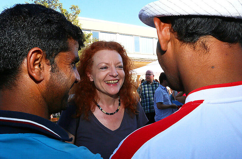 Margarethe Bause im Gespräch mit Flüchtlingen.