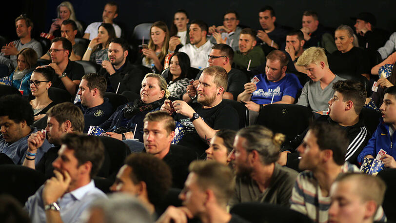 Die Löwen im Kino - beim "High Speed meet and greet" im Mathäser Kino. Bei "Fast + Furious 8"! Die Fans hatten so die Gelegenheit, die 1860-Profis mal in einer ganz anderen Umgebung zu erleben. Es gab Selfies ohne Ende, Autogramme bis zum Abwinken, Popcorn in rauen Mengen, spannende Duelle am Kicker. Die Bilder.