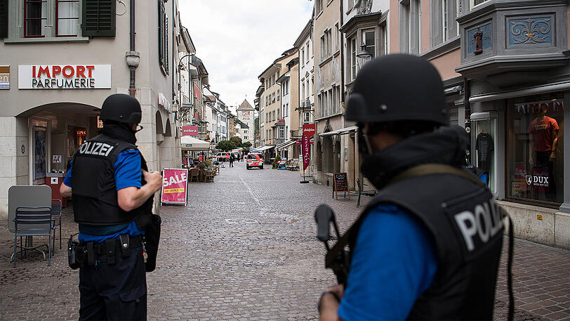 Die Altstadt von Schaffhausen ist komplett abgeriegelt - die Polizei sucht den mutmaßlichen Kettensägen-Angreifer.