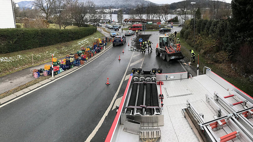 Scherbenhaufen in Gmund: Der Getränkelaster verlor seine gesamte Ladung. Die Bilder.