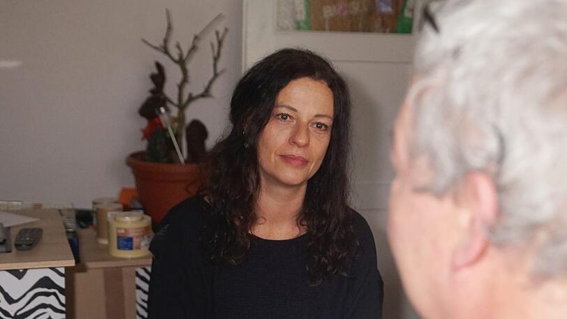 Selbstständig - aber nicht allein: Für den ehemals wohnungslosen Helmut R. (Bildvordergrund) bleibt Manuela Neumeyer vom Projekt ""Kompetenztraining Wohnen" weiter eine Ansprechpartnerin.
