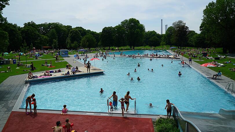 Wem die Isar zu kalt ist, der springt im Freibad ins kühle Nass.