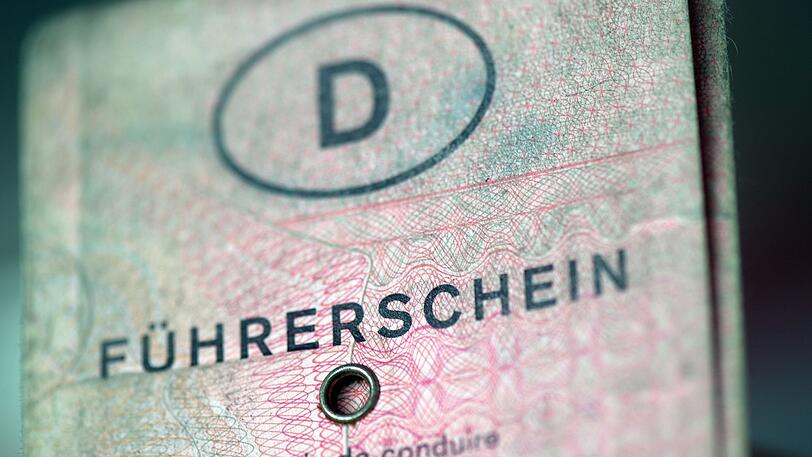 Bayerischen Grenzpolizisten ging ein 66-jähriger Autofahrer ins Netz, der seit zehn Jahren keinen Führerschein mehr besitzt. (Symbolfoto)