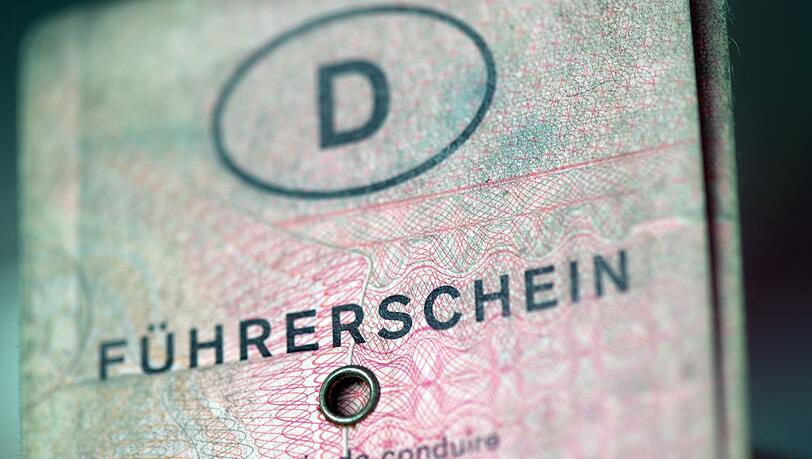Bayerischen Grenzpolizisten ging ein 66-jähriger Autofahrer ins Netz, der seit zehn Jahren keinen Führerschein mehr besitzt. (Symbolfoto) Bayerischen Grenzpolizisten ging ein 66-jähriger Autofahrer ins Netz, der seit zehn Jahren keinen Führerschein mehr besitzt. (Symbolfoto)