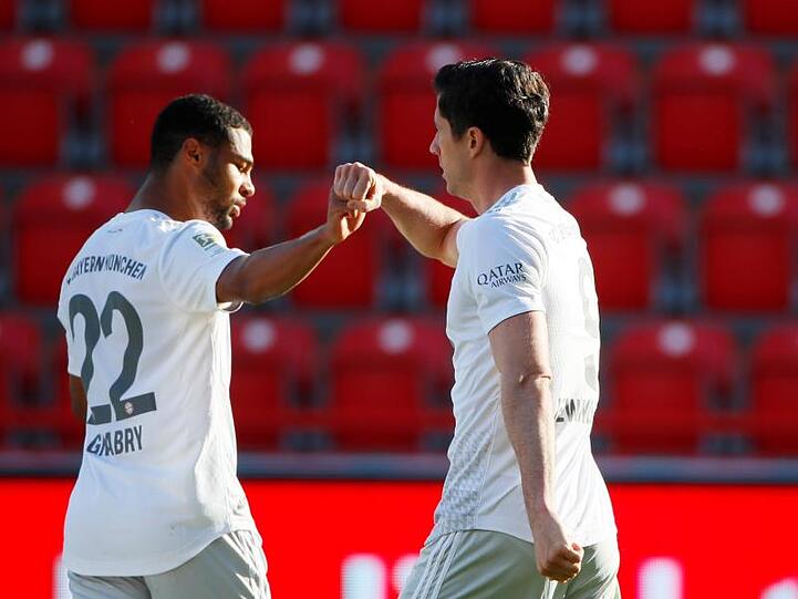 Robert Lewandowski von Bayern jubelt nach seinem Tor zum 0:1 mit Serge Gnabry (l). Foto: Hannibal Hanschke/Reuters-Pool/dpa