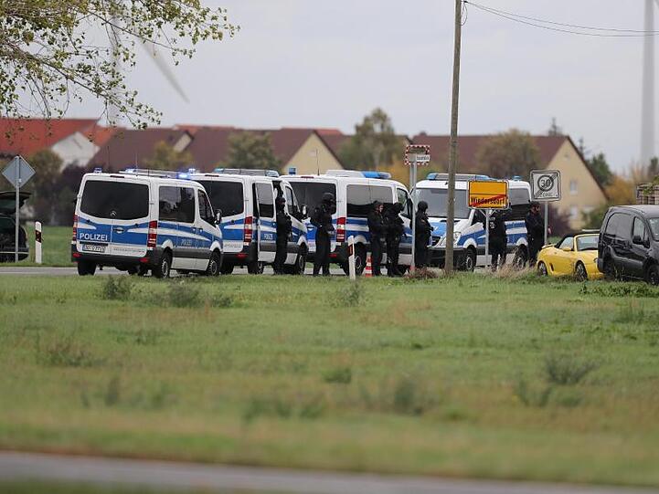 Polizisten sichern die Umgebung von Wiedersdorf/Landsberg.