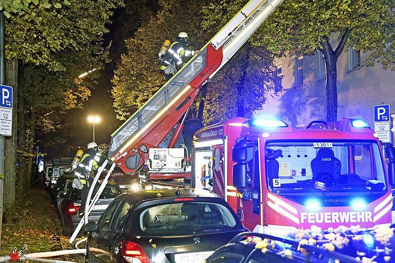 Beim Eintreffen der Feuerwehr standen bereits drei Zimmer im dritten Obergeschoss in Flammen.