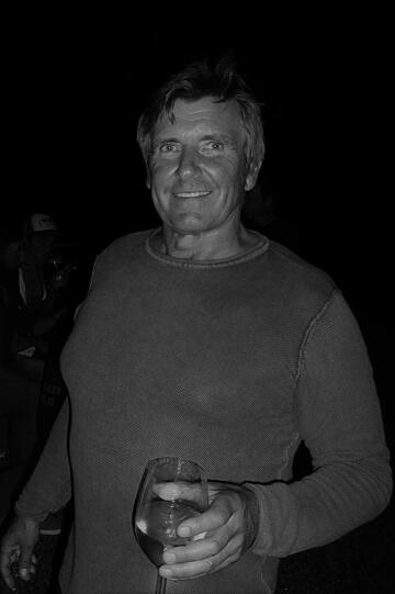 Münchner Szene-Wirt Hans-Georg Schwögler ist am 25. März an den Folgen eines Hirntumors gestorben. Er wurde 65 Jahre alt.