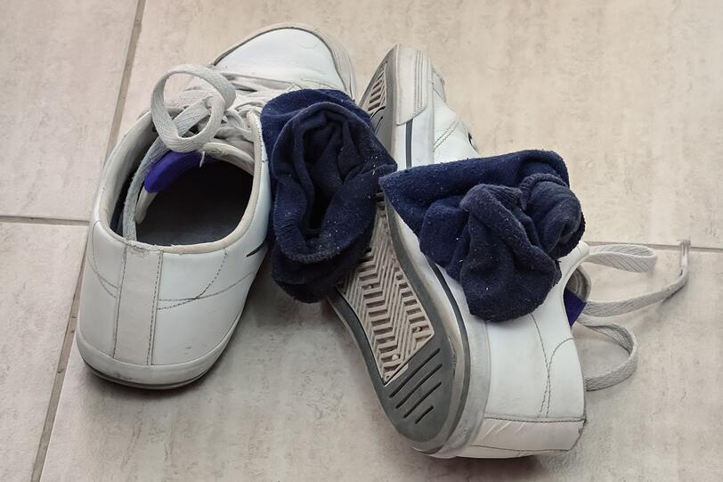 Die benutzten Turnschuhe m&uuml;ffeln nach Schwei&szlig;? Dann streuen Sie einfach Backpulver hinein! Lassen Sie es &uuml;ber Nacht einwirken und saugen es am n&auml;chsten Tag mit dem Staubsauger wieder weg. Sie werden staunen: der Geruch ist verschwunden.