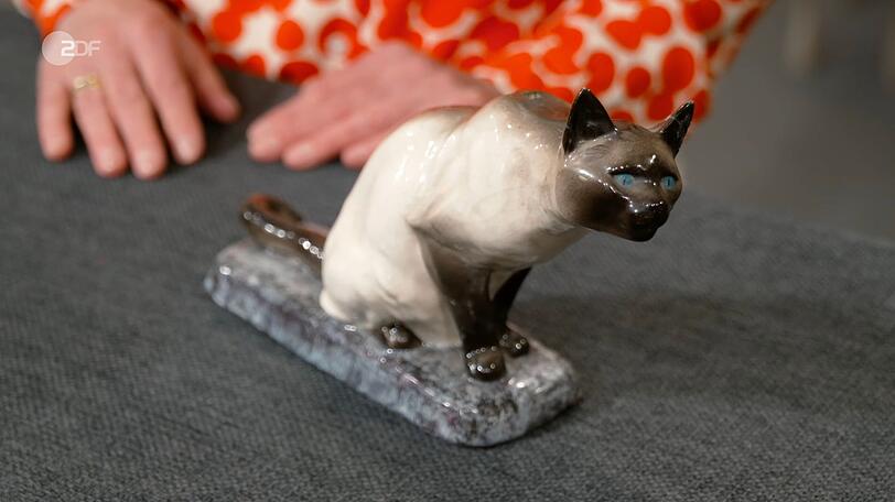 Eine Katzenfigur aus Keramik von Tierbildhauer Louis Rich&eacute; datierte Friederike Werner in den 1920er bis 1940er Jahren.