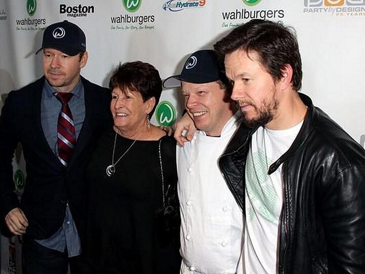 Der Wahlberg-Klan bei Eröffnung ihres Burger-Restaurants: Donnie (li.), Mutter Alma, Paul und Mark Wahlberg