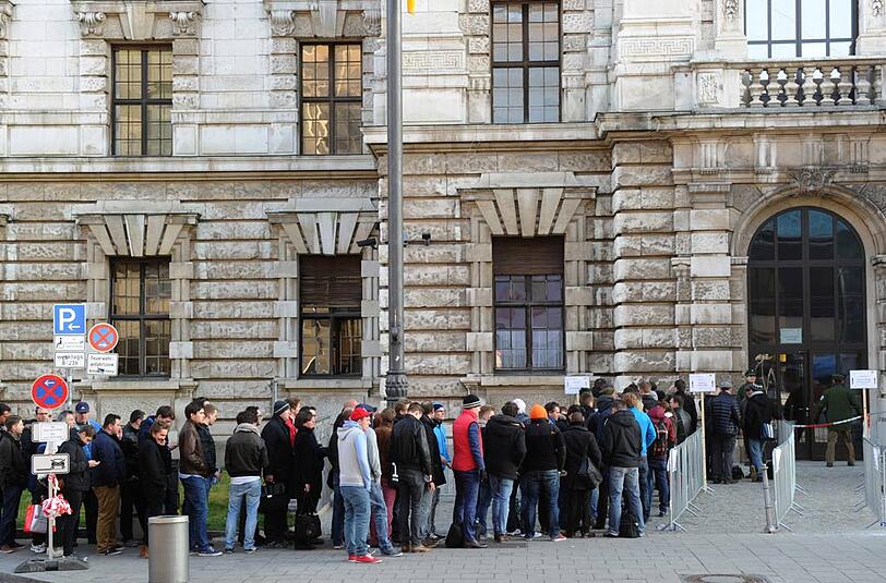 Großer Andrang schon am frühen Morgen vor dem Justizpalast in München.