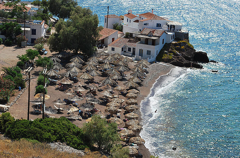 Ein kleiner Strand auf der Ferieninsel Hydra (Griechenland).