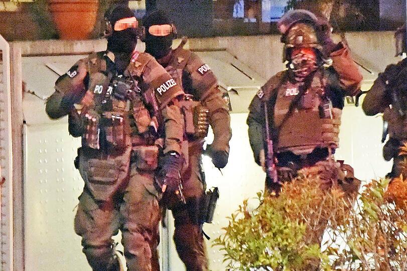 Schwerbewaffnete Spezialkräfte der Polizei durchsuchten das Hotelzimmer in Berg am Laim.
