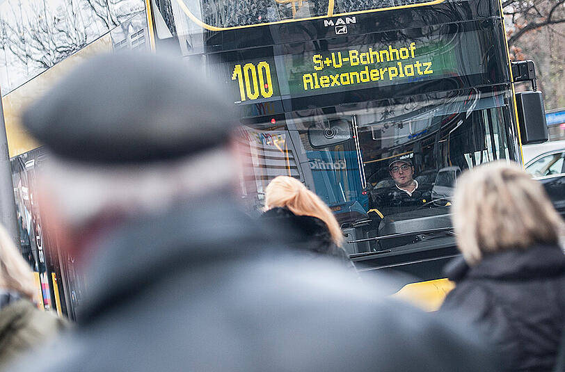 Die Attacke geschah in Berlin Mitte auf einen Bus der Linie 100. (Archivbild)