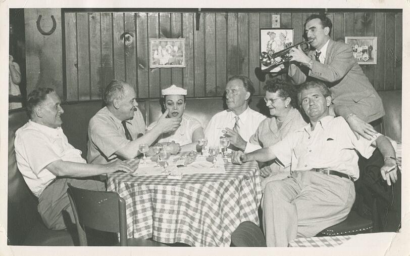 Oskar Maria Graf an seinem New Yorker Stammtisch, um 1945.