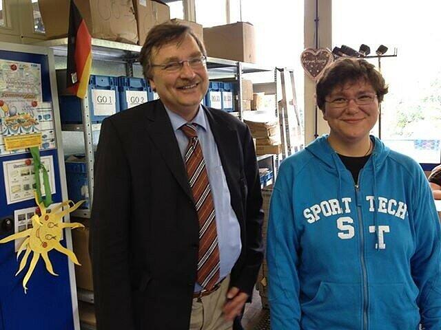 Joachim Unterländer (CSU) bei den Münchner Lebenshilfe-Werkstätten mit der Vorsitzenden des Werkstattrates, Michaela Rabus.