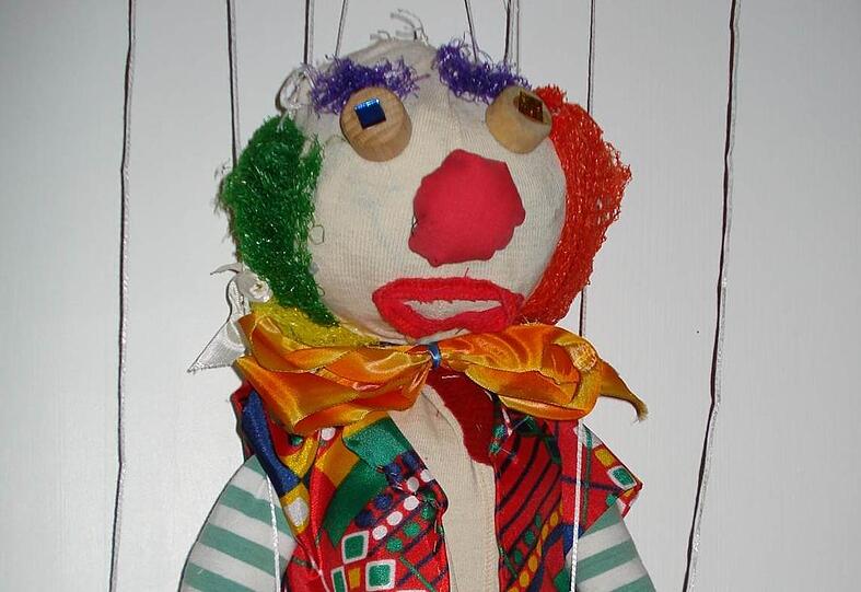 Beim Marionettentheater gibt es viele lustige Marionetten. Am Freitag wird die Geschichte von dem kleinen Bären erzählt.