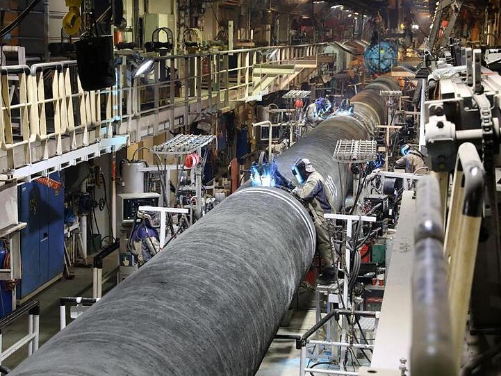 An Bord des Verlegeschiffs "Audacia" werden Rohre für die Gaspipeline Nord Stream 2 verschweißt und auf dem Grund der Ostsee verlegt.