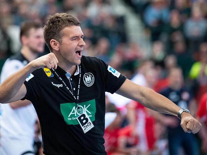 Deutschlands Trainer Christian Prokop bejubelt ein Tor seiner Mannschaft. Foto: Guido Kirchner/Archivbild