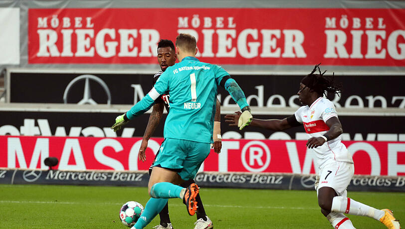 Tanguy Coulibaly zupft am Arm von Manuel Neuer. Tanguy Coulibaly zupft am Arm von Manuel Neuer.