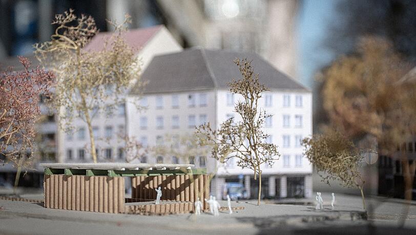 Auch hier wird die Erinnerung an den Bach hervorgeholt: Spundwände, wie man sie von Hafenanlagen kennt, dienen als Pavillonwand. Die Metallwände werden tief in den Boden versenkt und stellen die Verbindung zu dem zugeschütteten Stadtbach her, der fünf Meter unter der Oberfläche liegt. Maximilian Lewark und Jan Lubes schlagen eine industrielle und keine romantische Ästhetik für diesen Stadtraum vor. Auch hier wird die Erinnerung an den Bach hervorgeholt: Spundwände, wie man sie von Hafenanlagen kennt, dienen als Pavillonwand. Die Metallwände werden tief in den Boden versenkt und stellen die Verbindung zu dem zugeschütteten Stadtbach her, der fünf Meter unter der Oberfläche liegt. Maximilian Lewark und Jan Lubes schlagen eine industrielle und keine romantische Ästhetik für diesen Stadtraum vor.