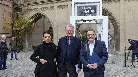 Sabine Rinberger vom Valentin-Karlstadt-Musäum, Christian Springer und Kulturreferent Anton Biebl bei der Eröffnung.