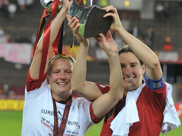 Birgit Prinz (r) und Kerstin Stegemann mit dem EM-Pokal