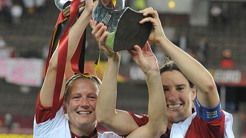 Birgit Prinz (r) und Kerstin Stegemann mit dem EM-Pokal