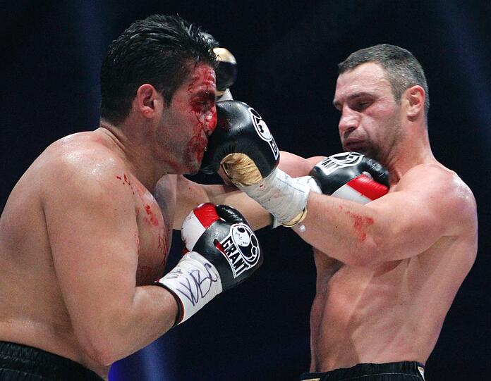 Er blutet und blutet: Charr gibt gegen Klitschko nicht auf.